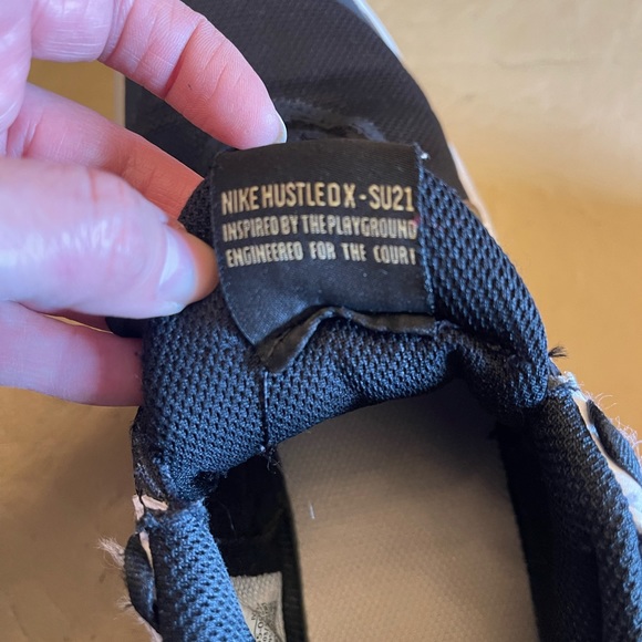 Size 5Y Nike hustle DX-SU21 - Picture 3 of 5